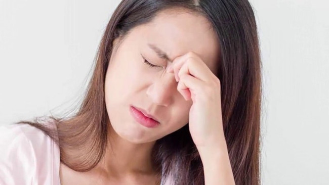 Tại sao tóc rụng nhiều: 6 lý do thường gặp và cách khắc phục hiệu quả tại nhà