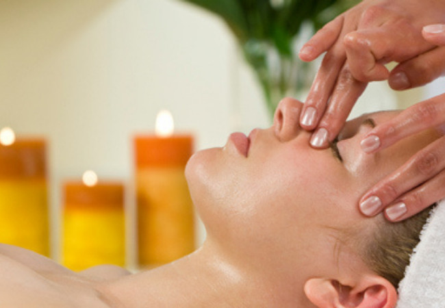 Massage bằng dầu dừa