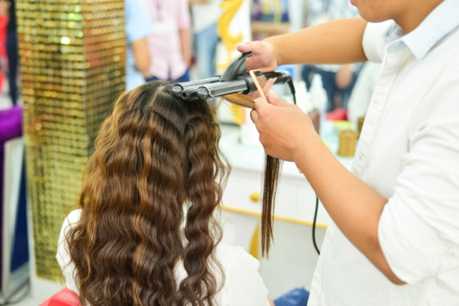 Tại sao tóc rụng nhiều: 6 lý do thường gặp và cách khắc phục hiệu quả tại nhà