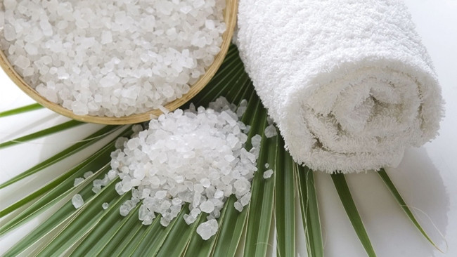 Muối chườm giúp đánh bay mỡ thừa